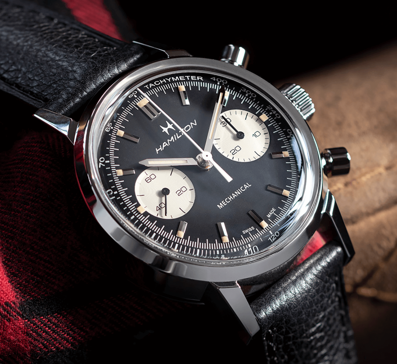 Hamilton Intra-Matic Chronograph H được trang bị bộ máy chronograph mô-đun H-51 (dựa trên bộ máy ETA-7753)